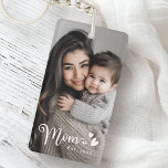 Porte-clefs Maman est année coeurs superposer photo<br><div class="desc">Porte - clé avec votre photo personnalisée et le texte "Maman" dans une police de script de calligraphie mignonne avec les coeurs et l'année comme un blanc et superposition.</div>