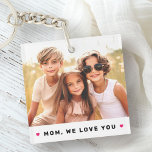 Porte-clefs Maman nous t'aimons coeur mère photo de jour<br><div class="desc">Porte - clé avec votre photo personnalisée et le texte "Maman,  on t'aime" ci-dessous flanqué de coeurs roses chauds.</div>
