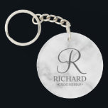 Porte-clefs Marbre Nom et monogramme du Groomsman personnalisé<br><div class="desc">Elégant Black and White Personnalisé Groomsman Cadeaux avec monogramme personnalisé en gris élégant style de police avec nom et titre de groomsman dans le style de police serif classique sur arrière - plan en marbre blanc. Parfait aussi pour le meilleur homme, père de la mariée, demoiselle d'honneur, fille de fleurs,...</div>