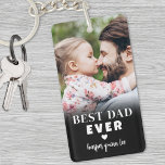 Porte-clefs Meilleur Papa du Monde Photo Personnalisée<br><div class="desc">Porte-clés photo personnalisé "Meilleur papa du monde". Ce porte-clés rectangle vertical personnalisé est un souvenir significatif conçu pour célébrer papa et son rôle unique où qu'il aille. Réalisé avec une typographie moderne et audacieuse, il comporte "Meilleur papa du monde" avec la possibilité de le remplacer par "Meilleur papa par" pour...</div>