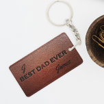 Porte-clefs Meilleur papa jamais nom monogramme personnalisé<br><div class="desc">Vintage typographie marron cuir meilleur papa jamais citer un monogrammed et nom porte - clé.</div>