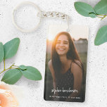 Porte-clefs Mémorial photo | In Love Memory Modern Script<br><div class="desc">Clavier photo moderne et simple pour célébrer la vie de votre être cher dans un style moderne et minimaliste. Le design modèle peut être facilement personnalisé avec votre propre photo et texte pour créer un hommage spécial à votre être aimé ou dans le cadre de leurs funérailles, mémorial ou célébration...</div>