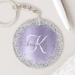 Porte-clefs Métal brossé violet Parties scintillant d'argent N<br><div class="desc">Personnalisez facilement ce design porte - clé chic et branché avec une jolie parties scintillant brillante en argent sur un arrière - plan métallique brossé violet.</div>