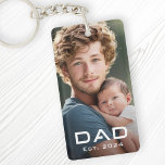 Porte-clefs Moderne papa est année fête des pères nouvelle pho<br><div class="desc">Puzzle porte - clé photo avec votre photo et le texte "Papa" dans une police moderne avec l'année suivante comme une couverture blanche.</div>