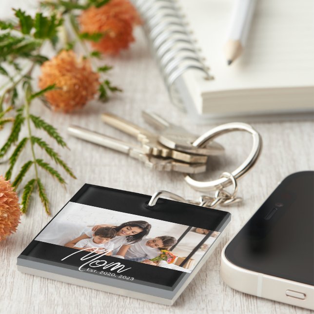 Porte-clefs Mom Established Modern Script Photo Keychain (Devant Droit)