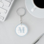 Porte-clefs Monogramme bleu simple personnalisé<br><div class="desc">Ajoutez une touche d'élégance moderne à votre essentiel quotidien avec ce chic monogramme bleu clés lanyard. Doté d'un design simple et minimaliste, d'un script de calligraphie élégant et d'une typographie audacieuse, ce lanière est l'équilibre parfait entre professionnel et contemporain. Personnalisez-le avec votre nom et votre initiale pour un accessoire sophistiqué...</div>