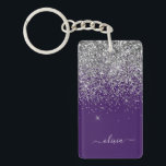 Porte-clefs Monogramme de Parties scintillant d'argent violet<br><div class="desc">Parties scintillant d'étincelle d'argent et de violet Script Monogramme Nom Porte - clé. Cela rend le cadeau parfait pour 16 ans,  mariage,  douche nuptiale,  anniversaire,  baby shower ou bachelorette pour quelqu'un qui aime le luxe glam et les styles chic.</div>