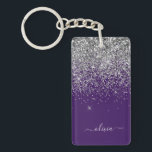 Porte-clefs Monogramme de Parties scintillant d'argent violet<br><div class="desc">Parties scintillant d'étincelle d'argent et de violet Script Monogramme Nom Porte - clé. Cela rend le cadeau parfait pour 16 ans,  mariage,  douche nuptiale,  anniversaire,  baby shower ou bachelorette pour quelqu'un qui aime le luxe glam et les styles chic.</div>