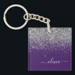 Porte-clefs Monogramme de Parties scintillant d'argent violet<br><div class="desc">Parties scintillant à étincelles violet et argenté Faux Foil  Script Monogramme Nom Porte - clé. Cela rend le cadeau parfait pour 16 ans,  mariage,  douche nuptiale,  anniversaire,  baby shower ou bachelorette pour quelqu'un qui aime le luxe glam et les styles chic.</div>