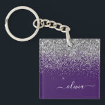 Porte-clefs Monogramme de Parties scintillant d'argent violet<br><div class="desc">Parties scintillant à étincelles violet et argenté Faux Foil  Script Monogramme Nom Porte - clé. Cela rend le cadeau parfait pour 16 ans,  mariage,  douche nuptiale,  anniversaire,  baby shower ou bachelorette pour quelqu'un qui aime le luxe glam et les styles chic.</div>