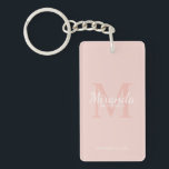 Porte-clefs Monogramme et nom de la servante d'accueil personn<br><div class="desc">Cadeaux de Bridesmaids personnalisées avec le nom de la femme de bridesmaid personnalisé en style de police de script classique blanc et monogramme en style de police de serif classique rose vif comme arrière - plan avec titre et date de mariage en style de police de serif classique blanc sur...</div>