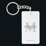 Porte-clefs Monogramme et nom de la servante d'accueil personn<br><div class="desc">Ajoutez une touche personnelle à votre mariage avec le monogramme et le cadeau de nom personnalisé de la femme de ménage. Ce design présente le nom personnalisé de la servante avec titre et date mariage en gris et monogramme en gris clair comme arrière - plan, dans le style de police...</div>