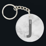 Porte-clefs Monogramme et nom personnalisés gras modernes<br><div class="desc">Conception de monogramme moderne avec lettre de monogramme personnalisée "J" et nom dans un style de police sans empattement gras moderne. Cadeau parfait pour lui, cadeau de fête des pères, cadeau de garçon d'honneur et plus encore. Veuillez noter : Les détails de marbre sont simulés dans l'œuvre d'art. Aucun marbre...</div>