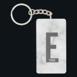 Porte-clefs Monogramme et nom personnalisés gras modernes<br><div class="desc">Conception de monogramme moderne avec lettre de monogramme personnalisée "E" et nom en style de police sans empattement gras moderne. Cadeau parfait pour lui, cadeau de fête des pères, cadeau de garçon d'honneur et plus encore. Veuillez noter : Les détails de marbre sont simulés dans l'œuvre d'art. Aucun marbre réel...</div>