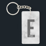 Porte-clefs Monogramme et nom personnalisés modernes<br><div class="desc">Design Monogram moderne avec lettre monogramme "E" personnalisée et nom dans le style de police sans serif moderne en gras. Un cadeau parfait pour lui, un cadeau de fête des pères, un cadeau de toiletteur et plus encore. Remarque : Les détails du marbre sont simulés dans l'oeuvre. Il n'y aura...</div>