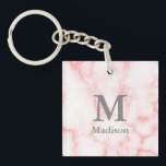 Porte-clefs Monogramme gris personnalisé et nom sur apparence<br><div class="desc">Ajoutez votre nom et votre monogramme en texte gris sur un arrière - plan en marbre faux rose.</div>