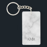 Porte-clefs Monogramme Personnalisé Classique<br><div class="desc">Le design classique comporte un monogramme initial personnalisé à 3 lettres en gris dans un style de police serif classique sur un fond en marbre blanc. Parfait comme cadeau de vacances, cadeau pour la fête des pères pour papa et cadeau pour toutes les occasions spéciales. Veuillez noter : Les détails...</div>