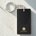 Porte-clefs Monogramme personnalisé de luxe noir et or<br><div class="desc">Luxe Black et Gold Design avec monogramme noir en cercle or élément avec nom en or style de police professionnelle sur arrière - plan noir. Parfait comme cadeaux de fête des pères pour papa, cadeaux pour grand-père, mari, groomsman et plus. Remarque : Les détails du papier sont simulés dans l'illustration....</div>