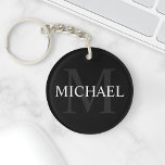 Porte-clefs Monogramme personnalisé et nom noir<br><div class="desc">Monogramme personnalisé et cadeau de nom caractéristiques personnalisées nom en blanc et monogramme en gris comme arrière - plan, dans le style de police serif classique, sur arrière - plan noir. Parfait comme cadeau de vacances, faveurs de réunion familiale, merci cadeau pour les groomsmen et cadeau pour toutes les occasions...</div>