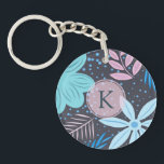 Porte-clefs Monogramme rose Motif moderne à fleurs bleues<br><div class="desc">Design moderne et joliment fleuri avec monogramme rose.</div>