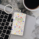 Porte-clefs Motif Floral Coloré Fleur sauvage Vert doux maman<br><div class="desc">Porte - clé pour maman avec motif fleur sauvage coloré et lettrage vert moderne et audacieux sur un arrière - plan vert doux, Le design présente de jolies fleurs sauvages avec "maman" écrit dans la typographie ornée. Veuillez consulter la collection de Fleurs sauvages de la Fête des Mères pour obtenir...</div>