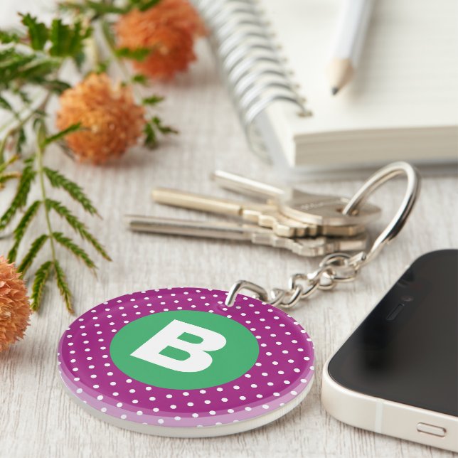 Porte-clefs Motif pois violets sur fond vert avec monogramme (Devant droit)