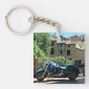 Porte-clefs Moto bleue dans l'ancienne Valbonne France 
