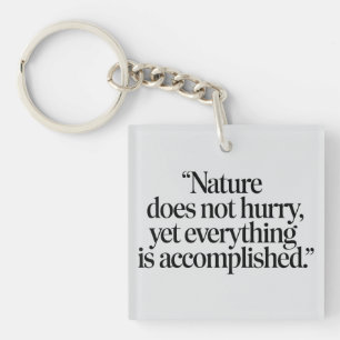 Porte-clefs "Nature Does Not Hurry" - Citation Zen Inspirante