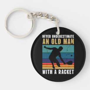 Porte-clefs Ne sous-estimez jamais un vieil homme avec un pick