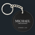 Porte-clefs Noir Nom et monogramme du Groomsman Personnalisé<br><div class="desc">Cadeaux Groomsman Personnalisés modernes avec nom,  titre et date mariage personnalisées en style serif classique blanc sur arrière - plan noir. Aussi parfait pour Best Man,  Père de la Mariée et plus.</div>