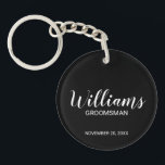 Porte-clefs Noir Script Moderne Cuomsman Personnalisé<br><div class="desc">Cadeaux Groomsman personnalisés avec le nom de toiletteur personnalisé en blanc style de police script moderne avec titre et date mariage dans style de police sans serif moderne sur arrière - plan noir. Parfait aussi pour le meilleur homme, père de la mariée, demoiselle d'honneur, mère de la mariée et plus...</div>
