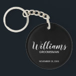 Porte-clefs Noir Script Moderne Cuomsman Personnalisé<br><div class="desc">Cadeaux Groomsman personnalisés avec le nom de toiletteur personnalisé en blanc style de police script moderne avec titre et date mariage dans style de police sans serif moderne sur arrière - plan noir. Parfait aussi pour le meilleur homme, père de la mariée, demoiselle d'honneur, mère de la mariée et plus...</div>