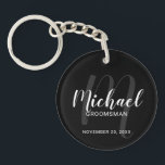 Porte-clefs Noir Script moderne Groomsmen personnalisé<br><div class="desc">Ajoutez une touche personnelle à votre mariage avec un porte - clé de toiletteurs personnalisé. Ce porte - clé présente le nom des groomsmen personnalisées en style de police de script moderne blanc et monogramme en style de police de script moderne gris comme arrière - plan avec titre et date...</div>