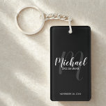 Porte-clefs Noir Script moderne Groomsmen personnalisé<br><div class="desc">Ajoutez une touche personnelle à votre mariage avec un porte - clé de toiletteurs personnalisé. Ce porte - clé présente le nom des groomsmen personnalisées dans le style de police de script moderne blanc et monogramme dans le style de police de script moderne gris clair comme arrière - plan avec...</div>