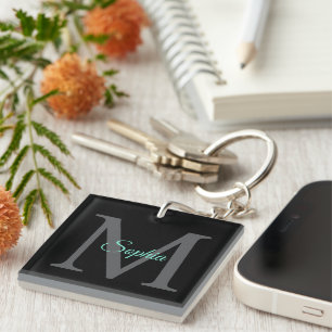 Porte-clefs Nom en écriture sarcelle, grand monogramme gris su