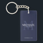 Porte-clefs Nom et monogramme des Groomsmen Personnalisés de l<br><div class="desc">Ajoutez une touche personnelle à votre mariage avec un porte - clé de toiletteurs personnalisé. Ce porte - clé présente le nom du marionnettiste personnalisé avec titre et date mariage en blanc et monogramme en bleu marine clair comme arrière - plan, dans le style de police serif classique, sur arrière...</div>