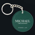 Porte-clefs Nom et monogramme du Groomsman personnalisé<br><div class="desc">Cadeaux Groomsman Personnalisés modernes avec nom,  titre et date mariage personnalisés en style serif classique blanc sur arrière - plan vert émeraude. Aussi parfait pour Best Man,  Père de la Mariée et plus.</div>