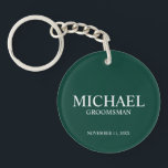 Porte-clefs Nom et monogramme du Groomsman personnalisé<br><div class="desc">Cadeaux Groomsman Personnalisés modernes avec nom,  titre et date mariage personnalisés en style serif classique blanc sur arrière - plan vert émeraude. Aussi parfait pour Best Man,  Père de la Mariée et plus.</div>