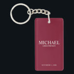 Porte-clefs Nom et monogramme du Groomsman personnalisé<br><div class="desc">Cadeaux Groomsman Personnalisés modernes avec nom,  titre et date mariage personnalisés en style serif classique blanc sur arrière - plan rouge bordeaux. Aussi parfait pour Best Man,  Père de la Mariée et plus.</div>