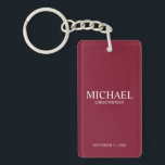 Porte-clefs Nom et monogramme du Groomsman personnalisé<br><div class="desc">Cadeaux Groomsman Personnalisés modernes avec nom,  titre et date mariage personnalisés en style serif classique blanc sur arrière - plan rouge bordeaux. Aussi parfait pour Best Man,  Père de la Mariée et plus.</div>
