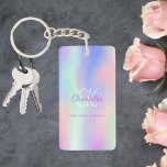 Porte-clefs Nom monographique en violet rose holographique<br><div class="desc">Un arrière - plan holographique branché aux couleurs pastel rose,  violet,  vert menthe. Personnalisez et ajoutez votre prénom,  vos initiales monographiques et votre nom complet. Lettres violettes et blanches.</div>