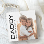 Porte-clefs Papa aux enfants noms fête des pères photo<br><div class="desc">Porte - clé avec votre photo personnalisée et le texte "Papa" dans une police moderne avec le nom des enfants ou tout autre texte personnalisé à droite. Couleurs noir et blanc ou personnalisées.</div>
