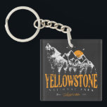 Porte-clefs Parc national de Yellowstone Montagnes Wolf Vintag<br><div class="desc">Design vintage Yellowstone US National Park Wolf, Mountains & Adventure. Super vêtements design pour les personnes qui aiment le camping en plein air, camping, randonneur, randonnée, voyage en voiture, voyage en famille, voyage d'été. Le tee-shirt parfait à porter lors de la planification du voyage dans les parcs nationaux. Une excellente...</div>