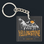 Porte-clefs Parc national de Yellowstone Montagnes Wolf Vintag<br><div class="desc">Design vintage Yellowstone US National Park Wolf, Mountains & Adventure. Super vêtements design pour les personnes qui aiment le camping en plein air, camping, randonneur, randonnée, voyage en voiture, voyage en famille, voyage d'été. Le tee-shirt parfait à porter lors de la planification du voyage dans les parcs nationaux. Une excellente...</div>