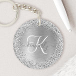 Porte-clefs Parties scintillant en métal brossé argenté Nom du<br><div class="desc">Personnalisez facilement ce design porte - clé chic et branché,  avec une jolie parties scintillant brillante en argent sur un arrière - plan métallique brossé en argent.</div>