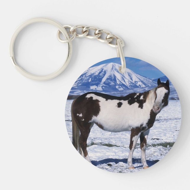 Porte-clefs Peignez le cheval se tenant dans la neige (Devant)
