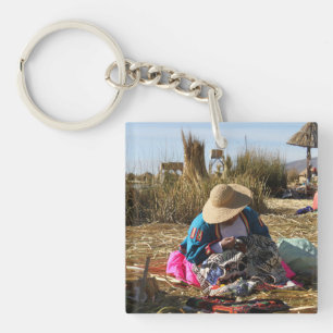 Porte-clefs Pérou : Une femme coudre de la broderie