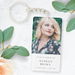 Porte-clefs Photo commémorative | En Mémoire Amoureuse Moderne<br><div class="desc">Clavier photo simple et moderne pour célébrer la vie de votre être cher dans un style moderne minimaliste et élégant. Le design modèle peut être facilement personnalisé avec votre propre photo et texte pour créer un hommage spécial à votre être aimé ou dans le cadre de leurs funérailles, mémorial ou...</div>