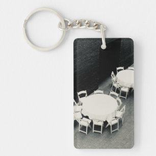 Porte-clefs Photo de chaises et tables blanches