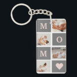 Porte-clefs Photo de collection moderne Best Mom Pink & Grey C<br><div class="desc">Ce cadre photo de collage moderne fait pour un cadeau parfait pour une maman spéciale dans votre vie. Le cadre est conçu dans des tons roses et gris, ce qui lui donne un aspect design et contemporain qui ne manquera pas de compléter le décor de la maison. Le cadre de...</div>